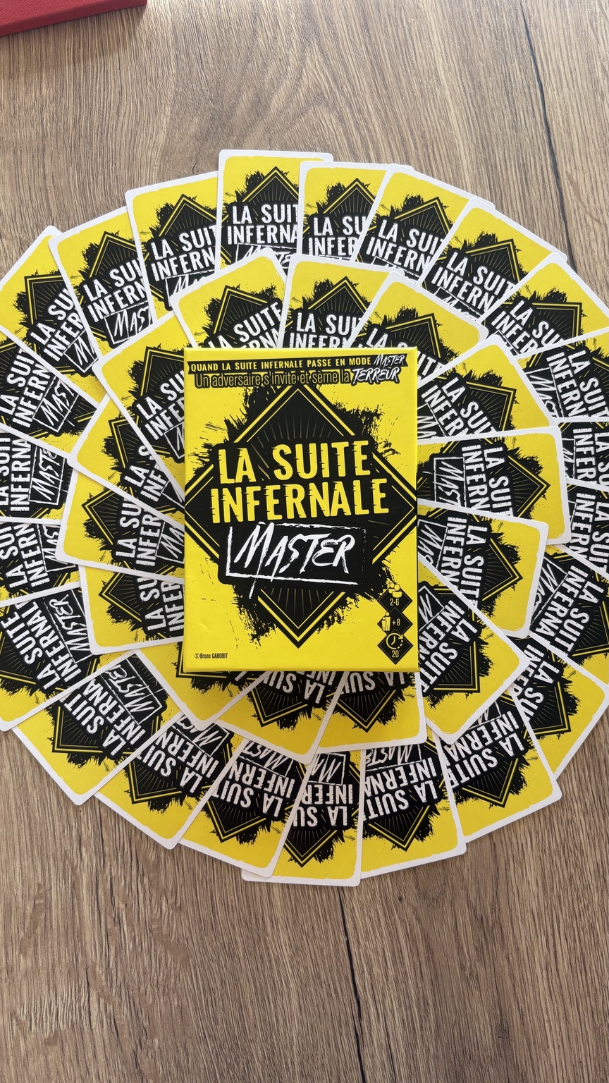 La Suite Infernale MASTER entourée de ses cartes